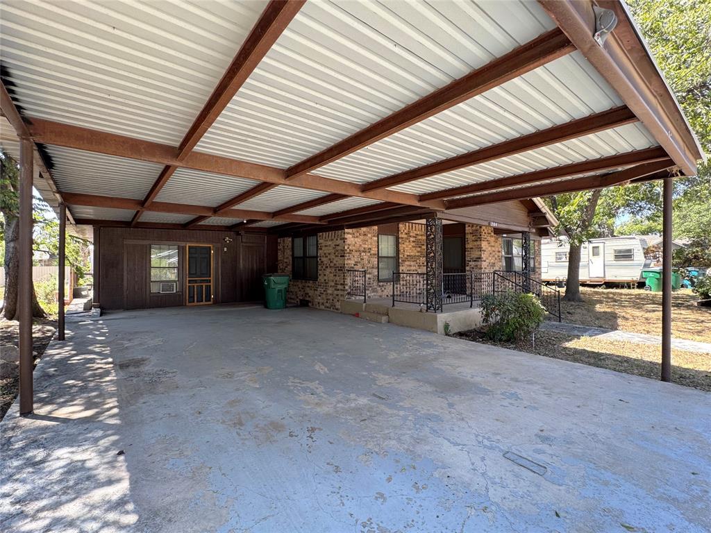 204 E 9th Street Property Photo 3