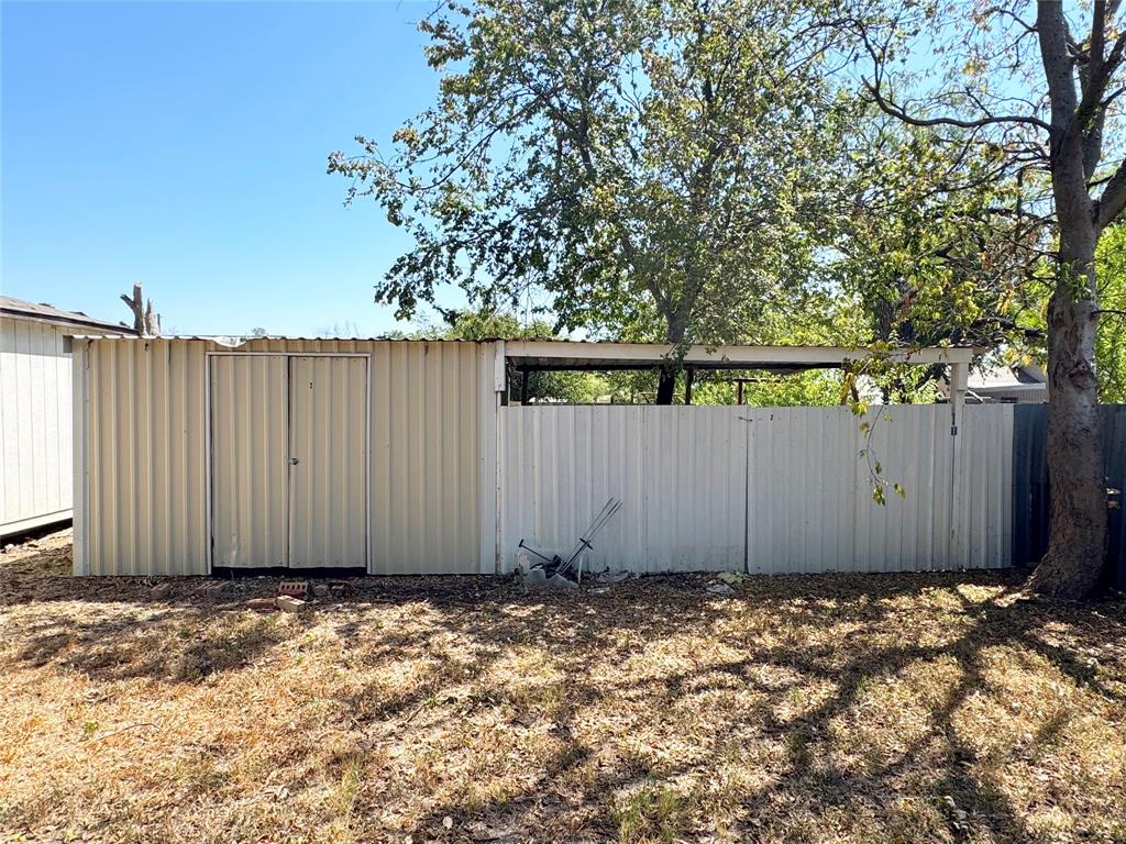 204 E 9th Street Property Photo 40