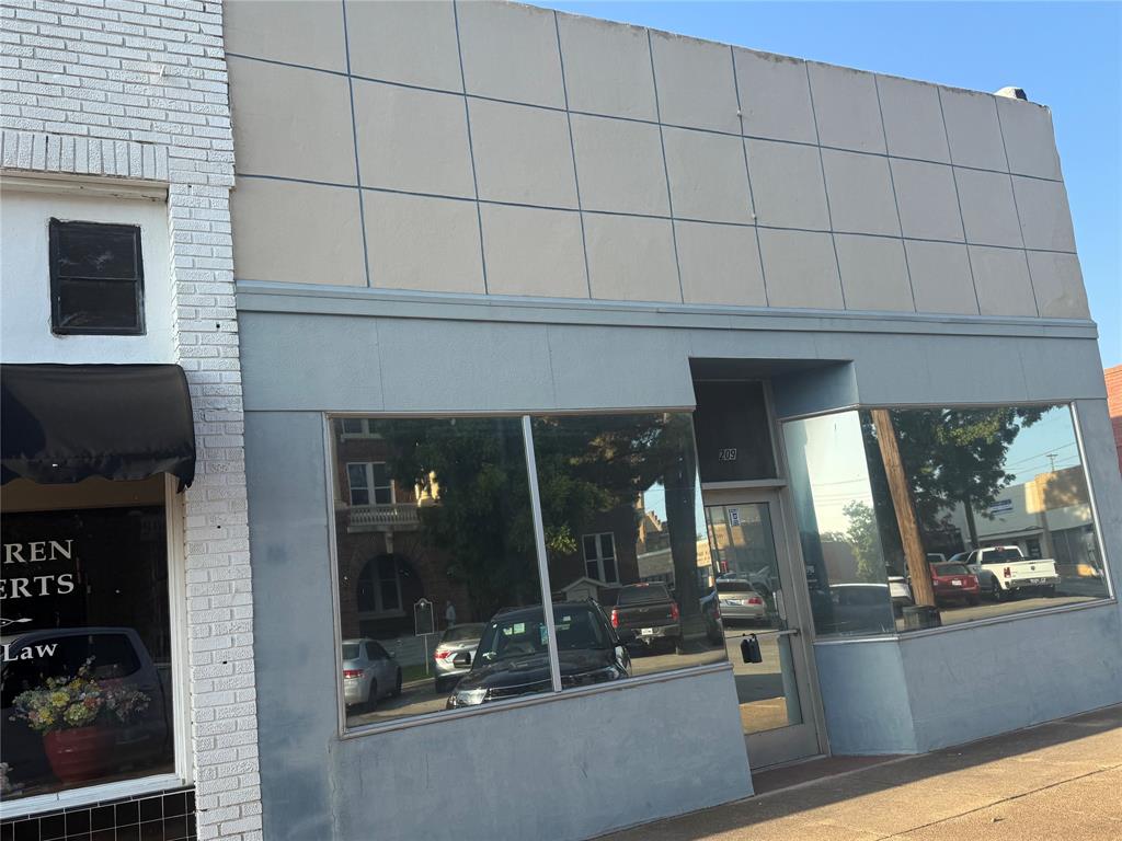 209 S Broadway Street Property Photo 1