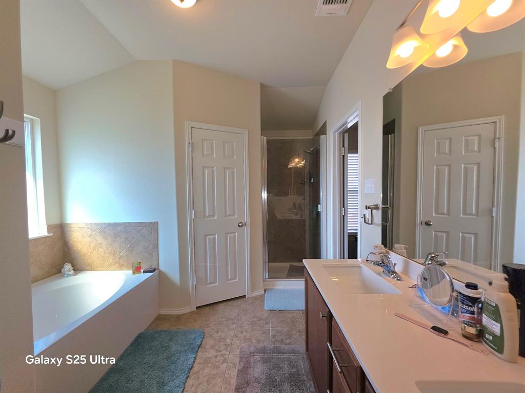 9805 Shallow Creek Drive Property Photo 10