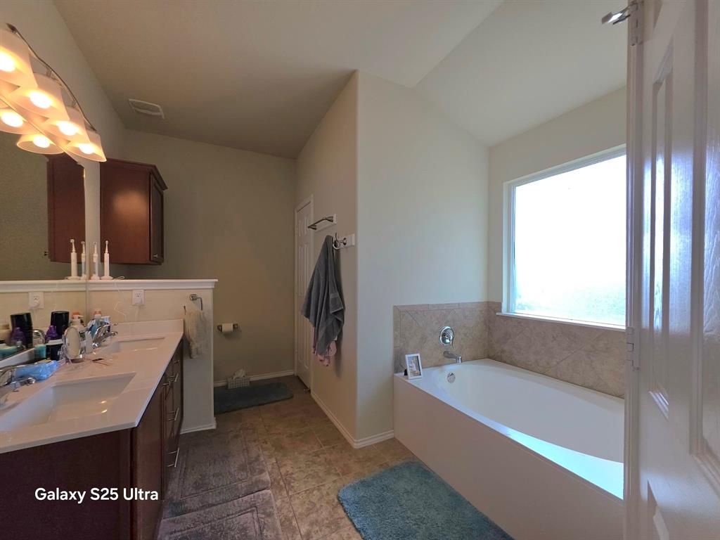 9805 Shallow Creek Drive Property Photo 11