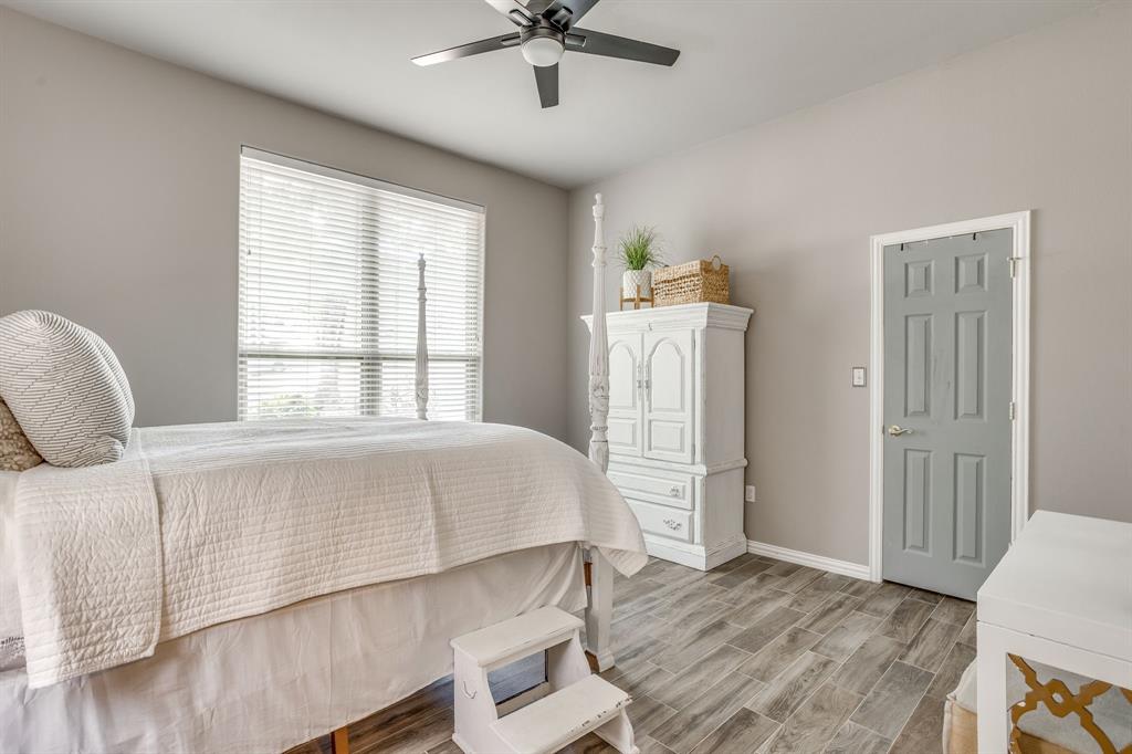 910 Royal Court Property Photo 33