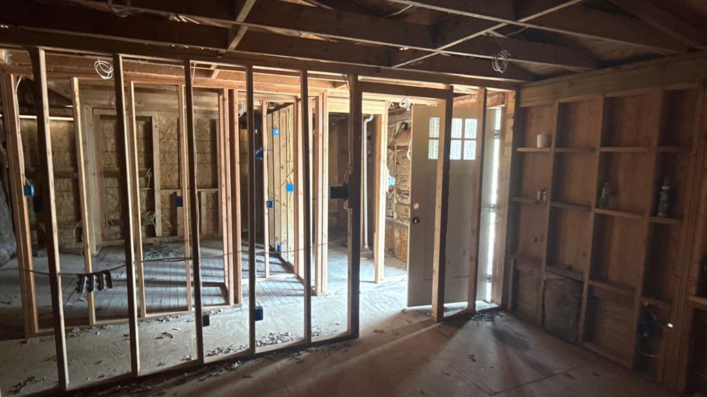 203 E 9th Street Property Photo 3