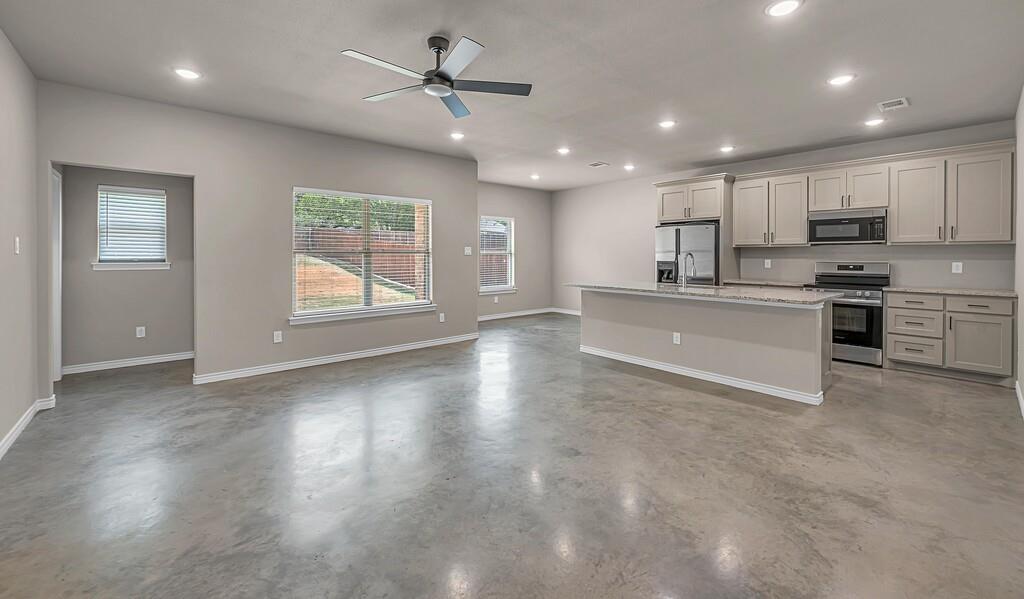 702 N College Street Property Photo 4