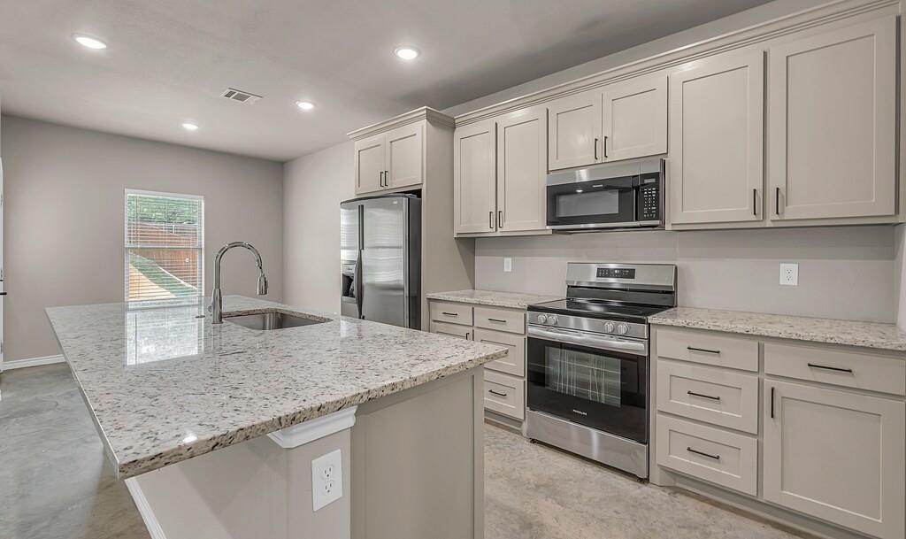 702 N College Street Property Photo 10