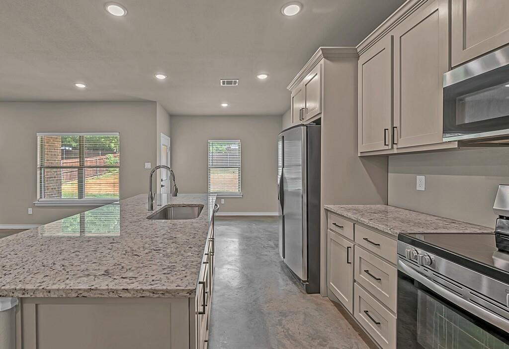 702 N College Street Property Photo 14