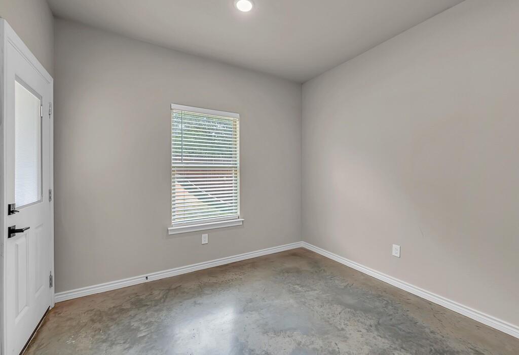 702 N College Street Property Photo 15