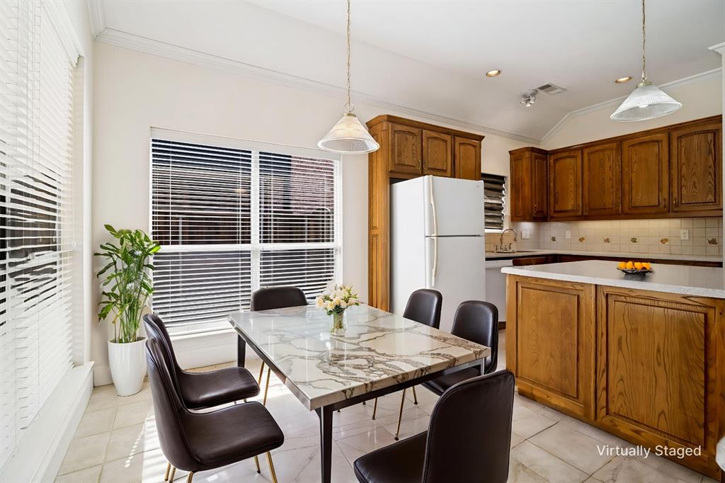 2426 Club Creek Boulevard Property Photo 12
