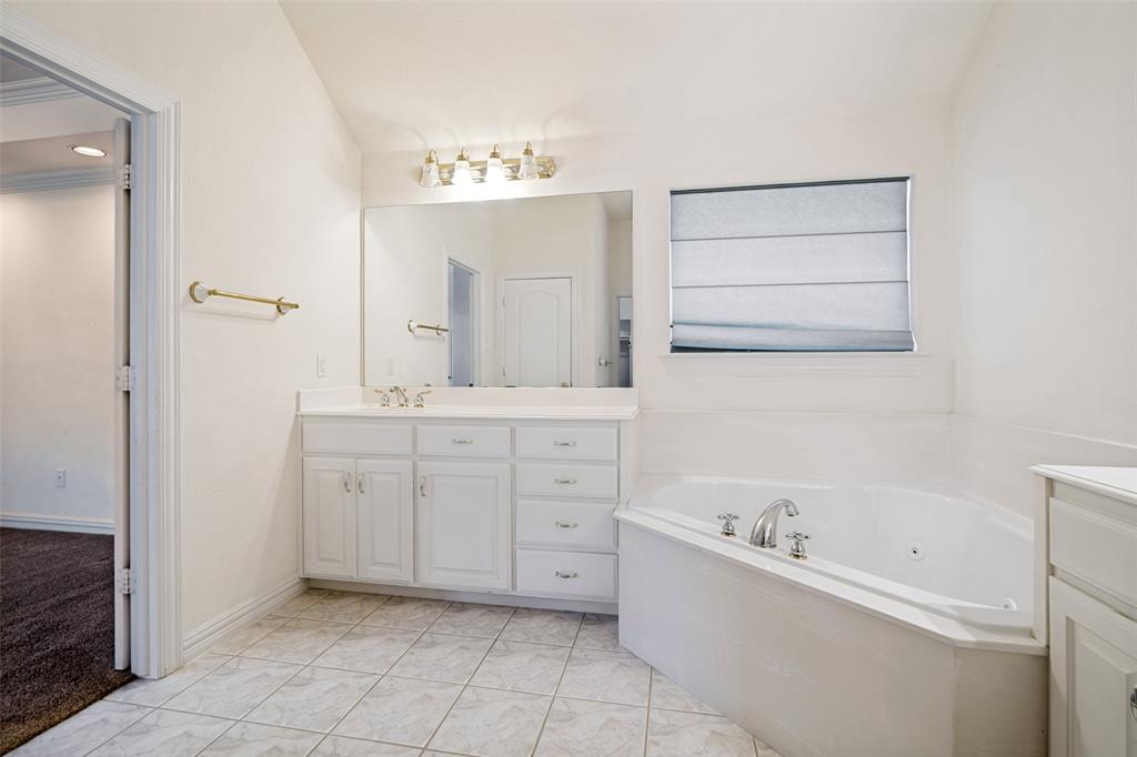 2426 Club Creek Boulevard Property Photo 20