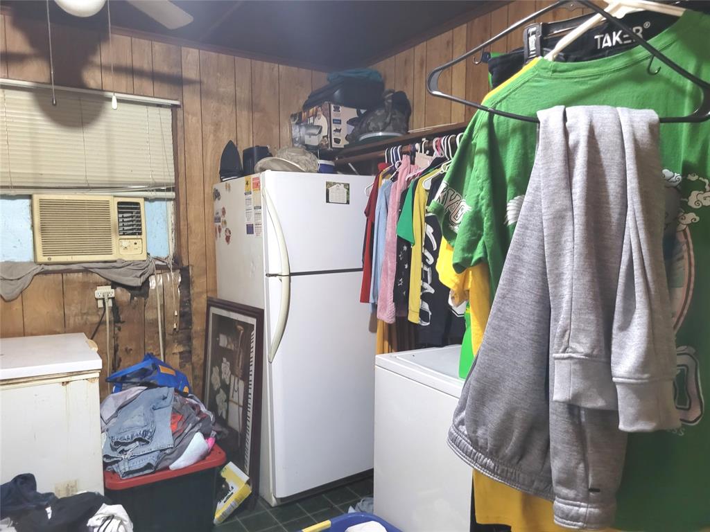 1818 E Booth Property Photo 24