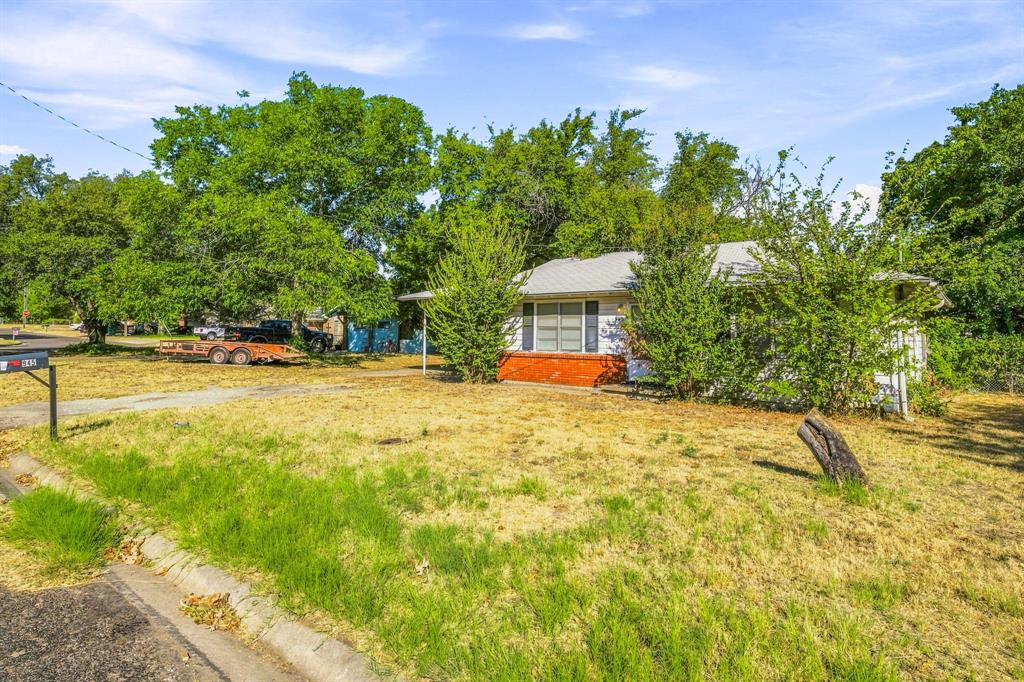 945 W Park Street Property Photo 3