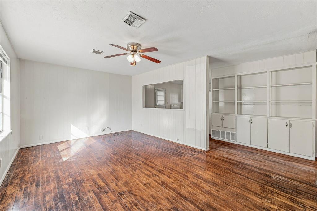 945 W Park Street Property Photo 4