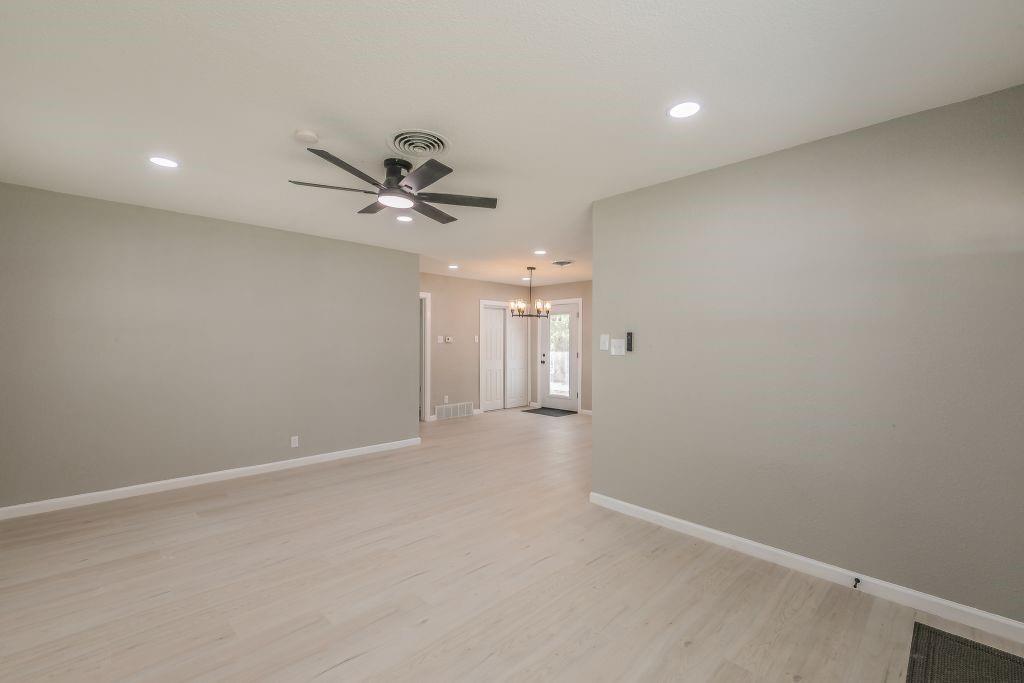 5012 Roxie Street Property Photo 4