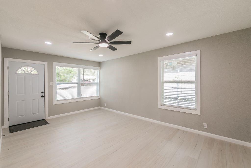 5012 Roxie Street Property Photo 6