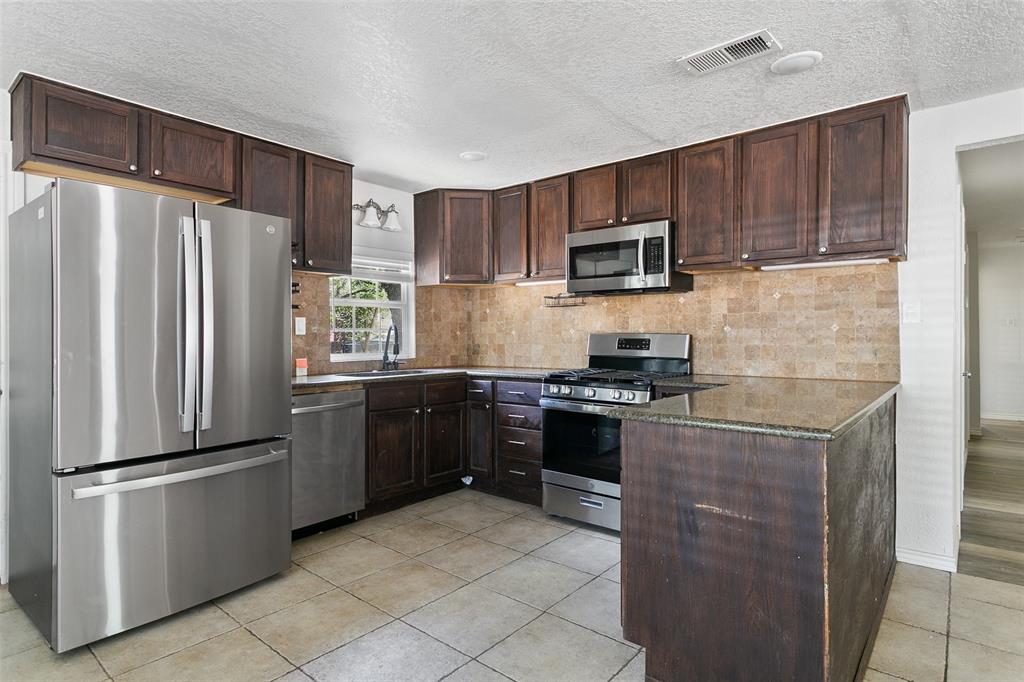 521 S Oak Street Property Photo 1