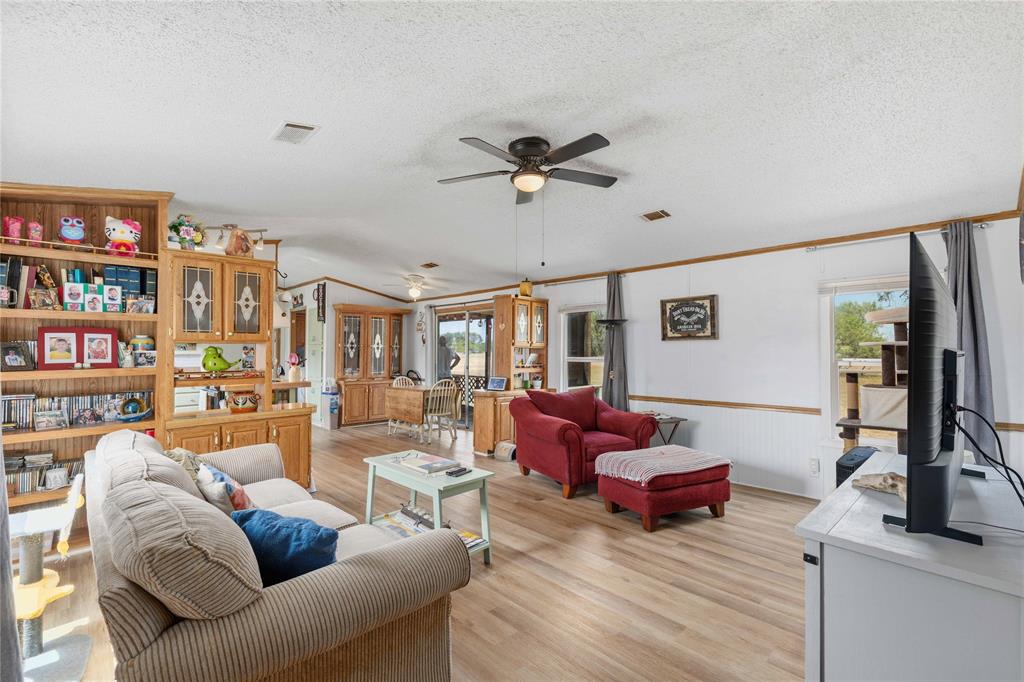 375 Whispering Oaks Lane Property Photo 3