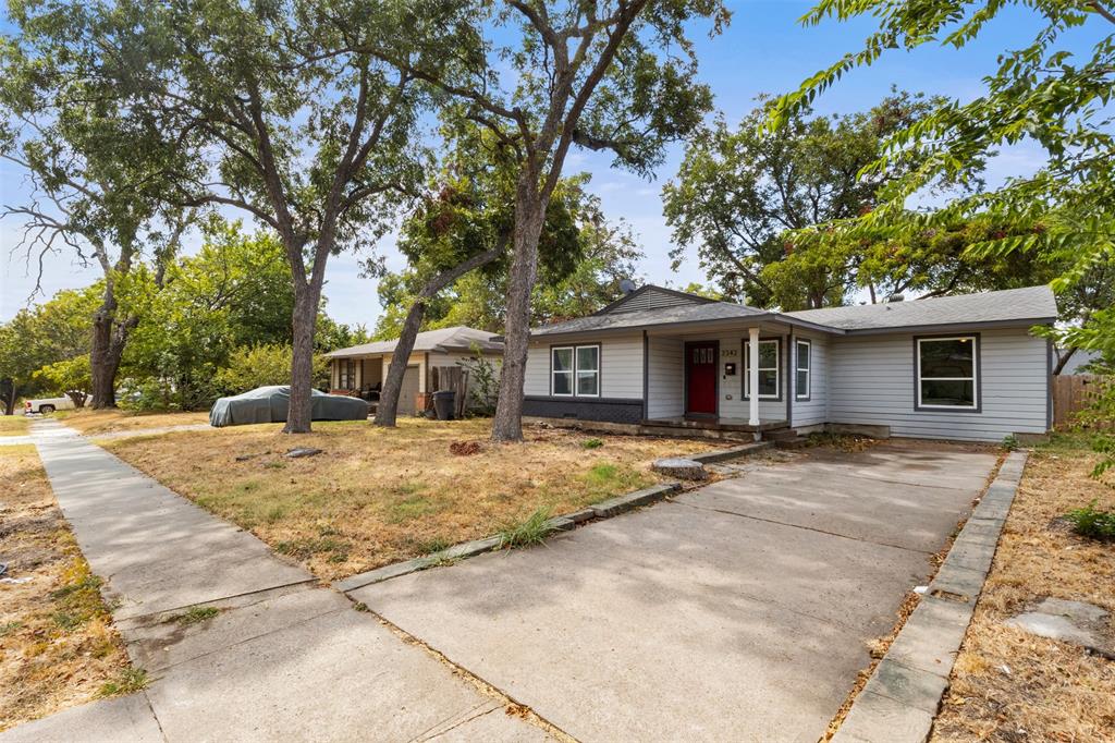 2342 Kingswood Drive Property Photo 2