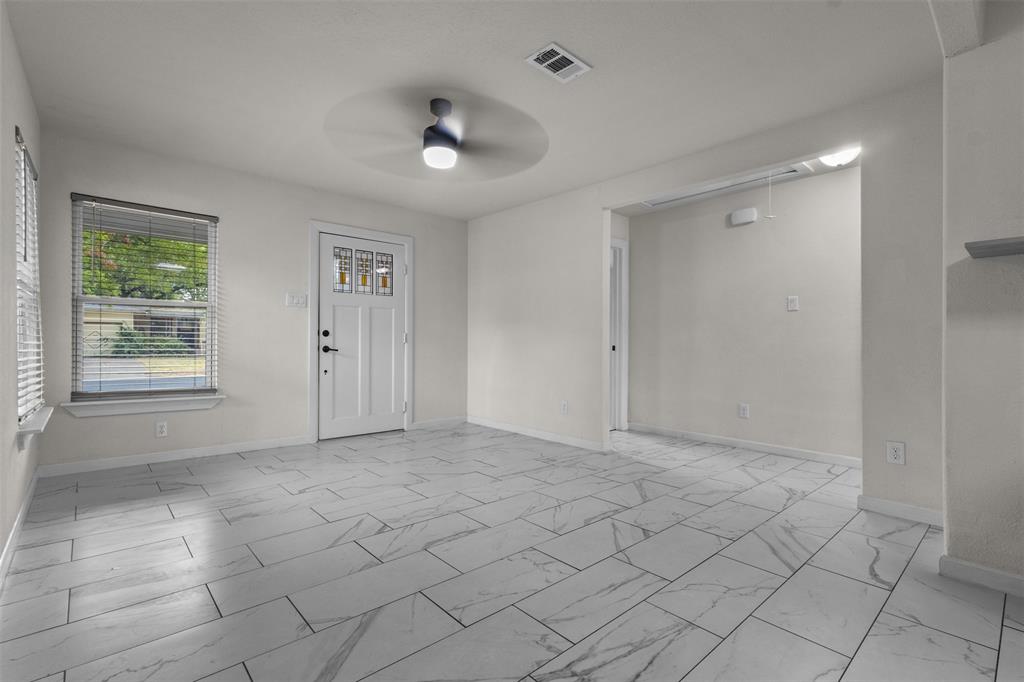 2342 Kingswood Drive Property Photo 4