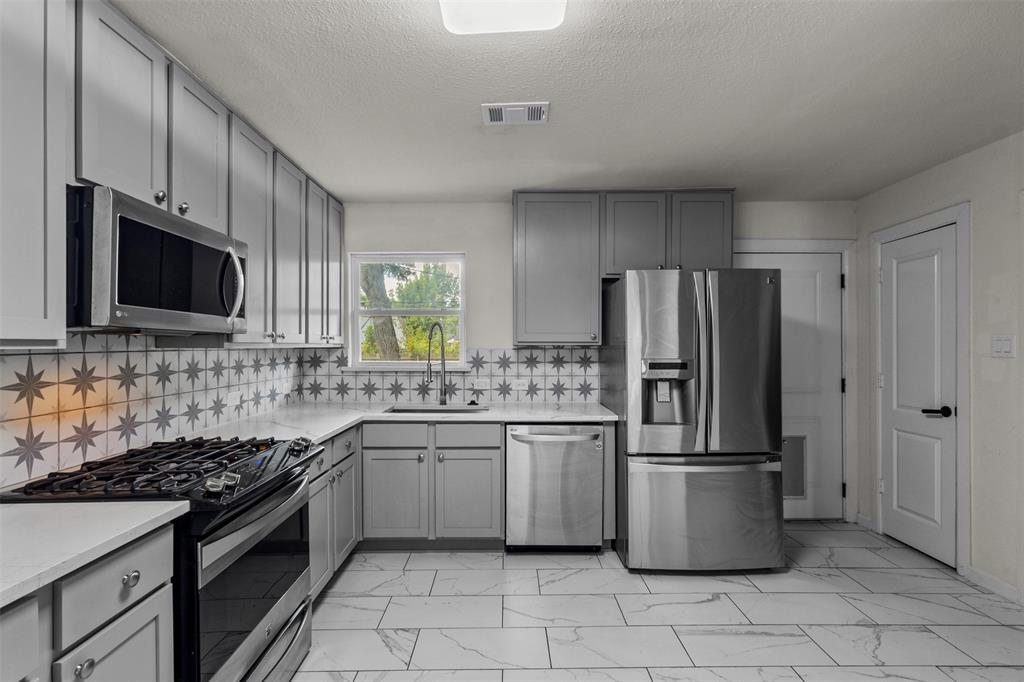 2342 Kingswood Drive Property Photo 5