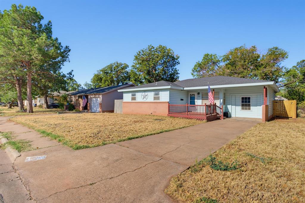 750 Westview Drive Property Photo 1