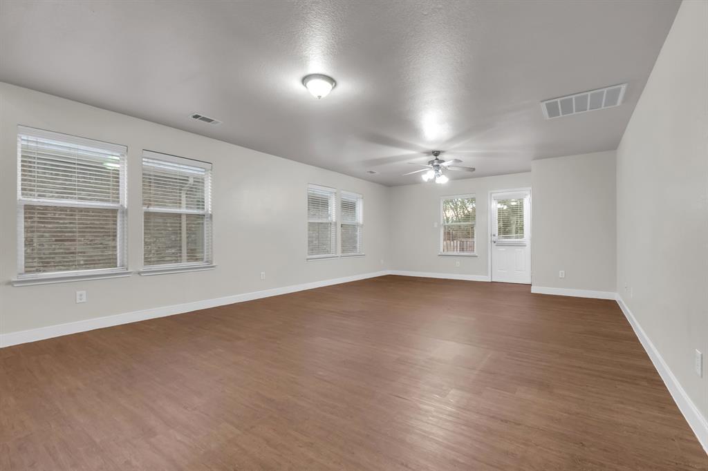 3517 Apple Valley Way Property Photo 4