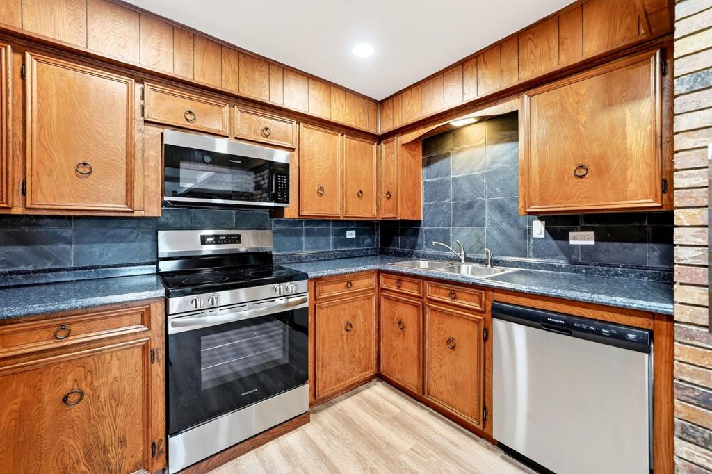 9458 Lakeland Loop Property Photo 6