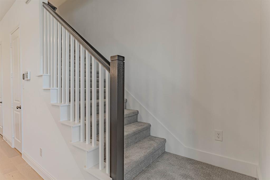 2146 Village Walk Place Property Photo 8