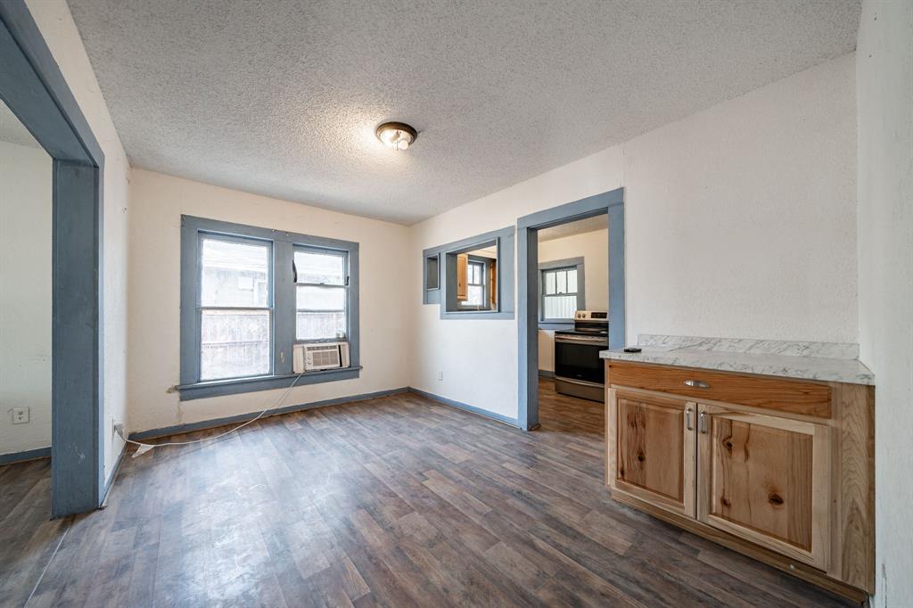 445 S Central Property Photo 4