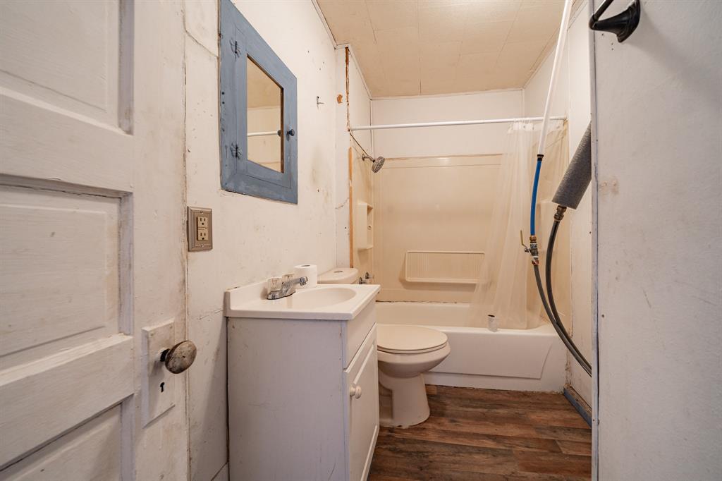 445 S Central Property Photo 9