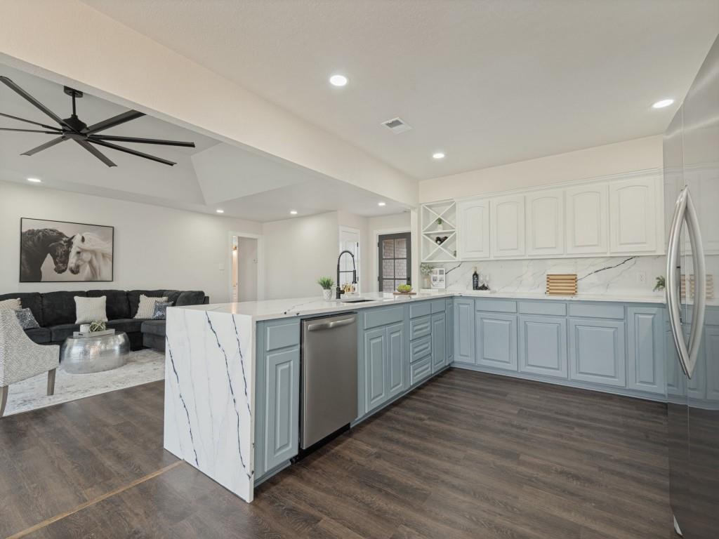7840 Reed Road Property Photo 13