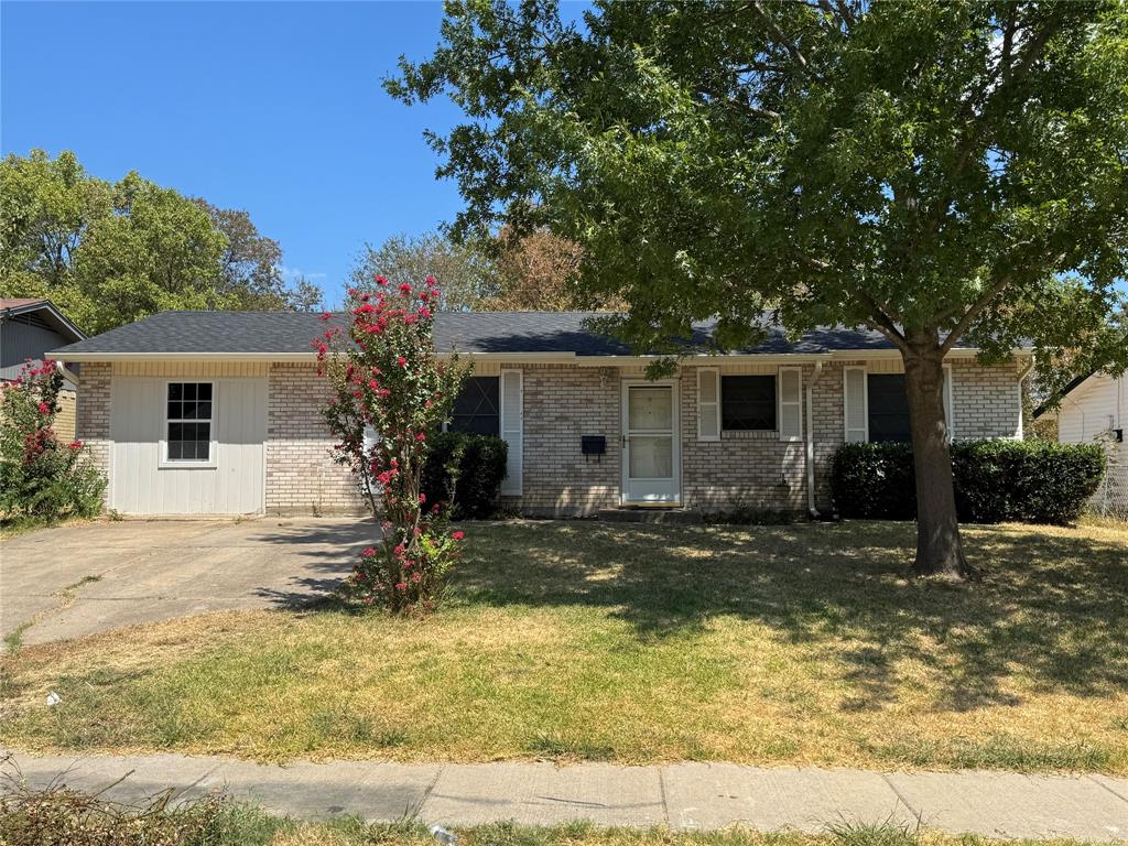 1229 Greenbrier Drive Property Photo 1