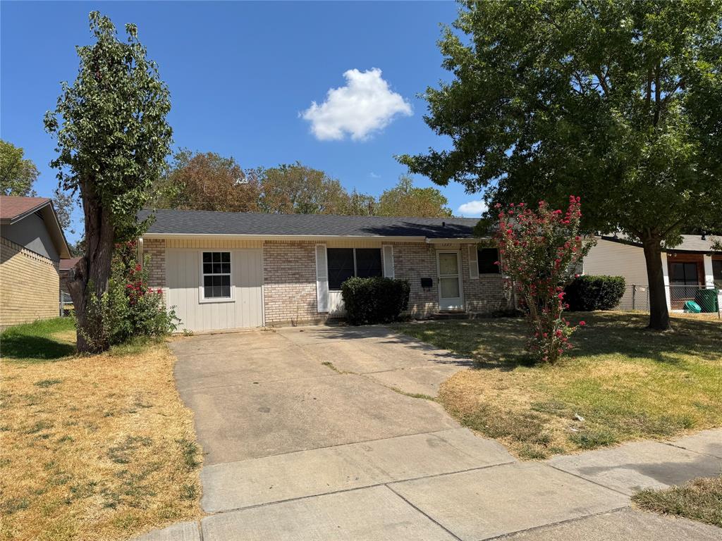 1229 Greenbrier Drive Property Photo 2