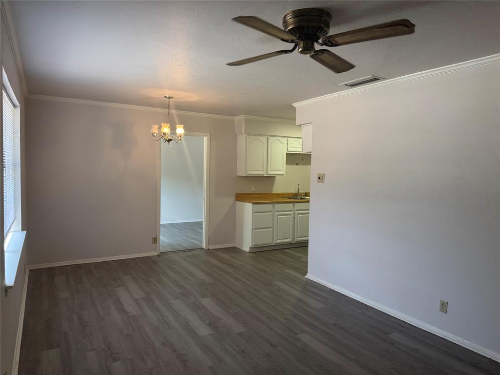 1229 Greenbrier Drive Property Photo 3