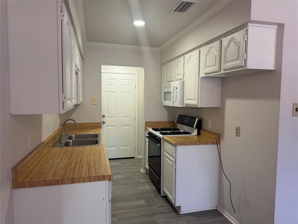 1229 Greenbrier Drive Property Photo 5