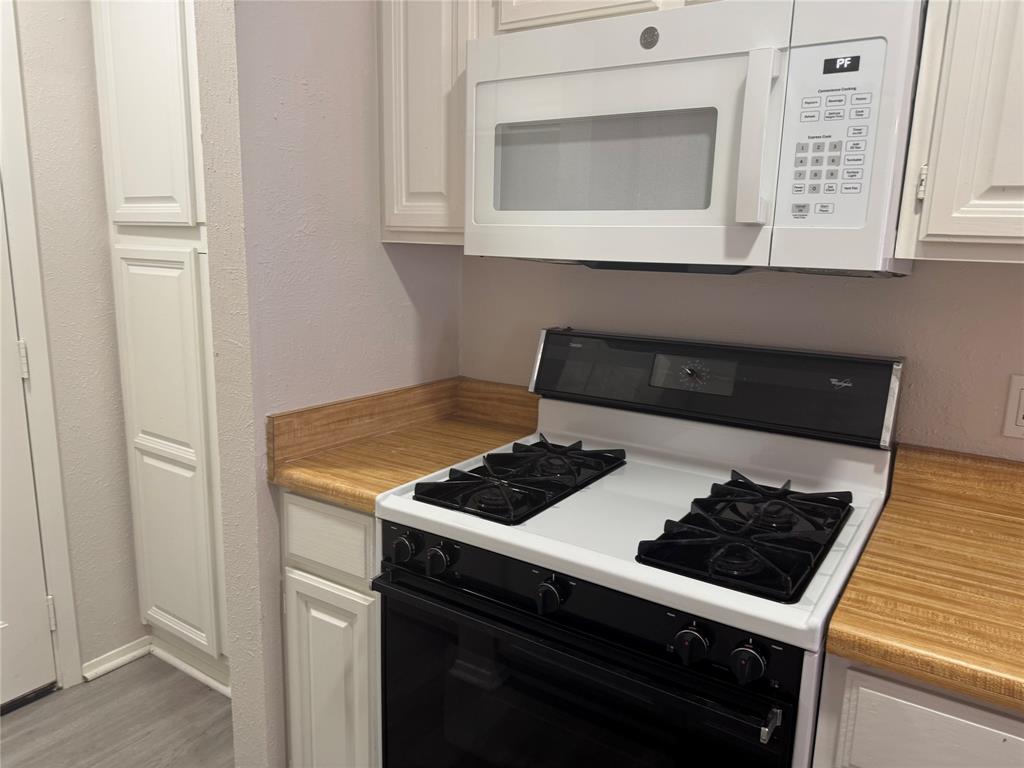 1229 Greenbrier Drive Property Photo 6