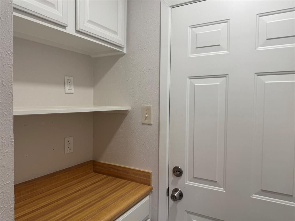 1229 Greenbrier Drive Property Photo 7