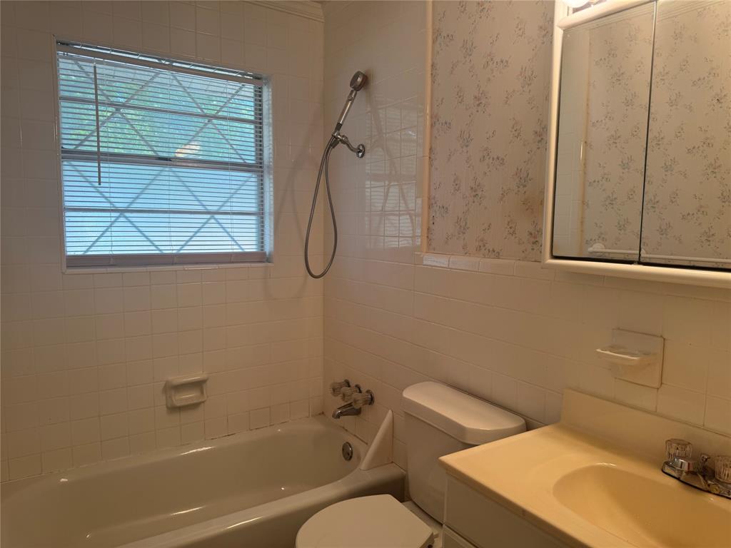 1229 Greenbrier Drive Property Photo 10