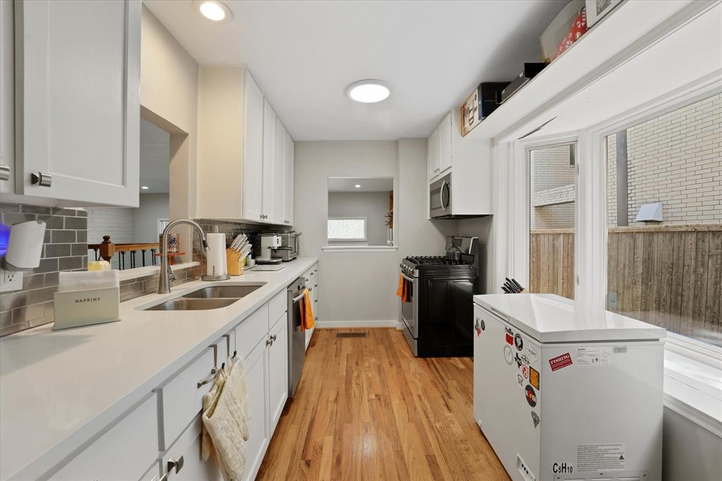 4319 Travis Street Property Photo 4