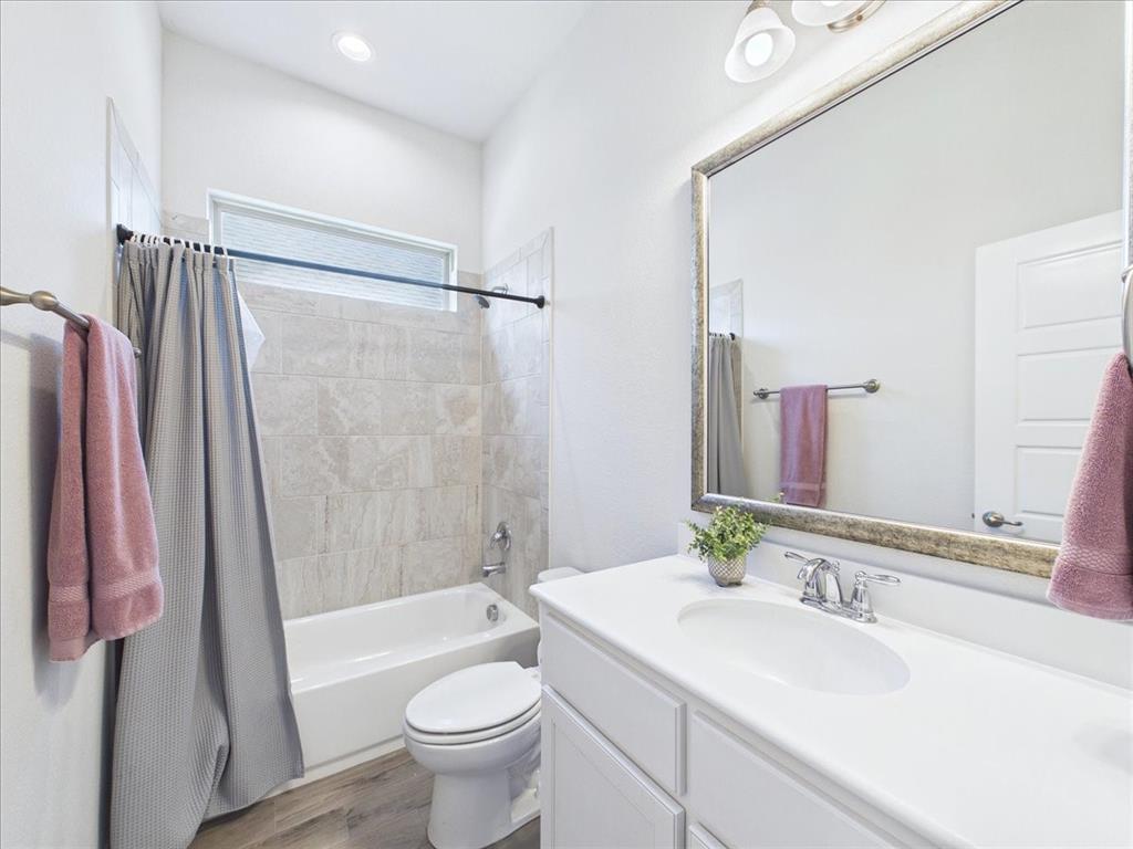 916 Boardwalk Way Property Photo 8