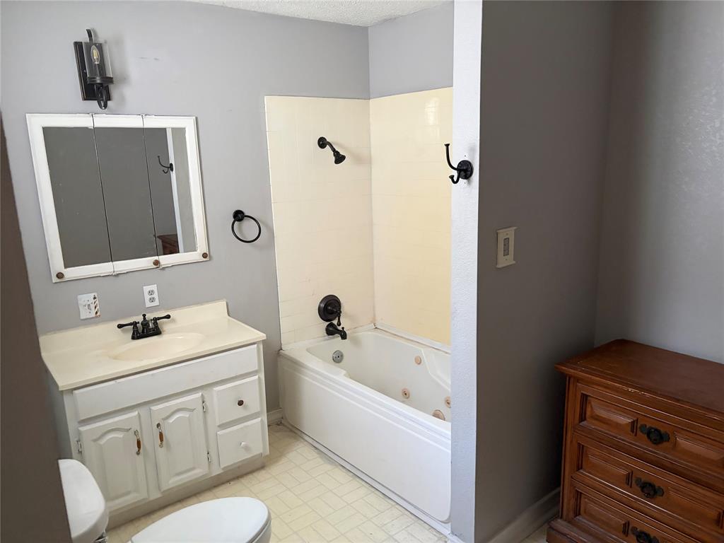 704 W Walcott Avenue Property Photo 9