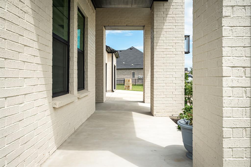 2711 Woodside Road Property Photo 4