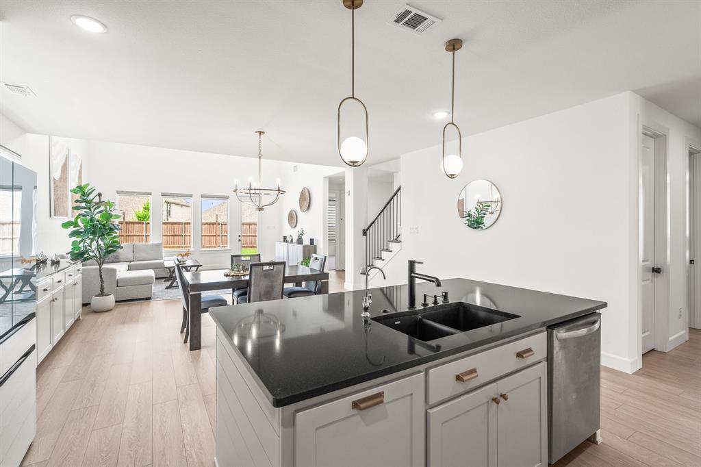 2711 Woodside Road Property Photo 8