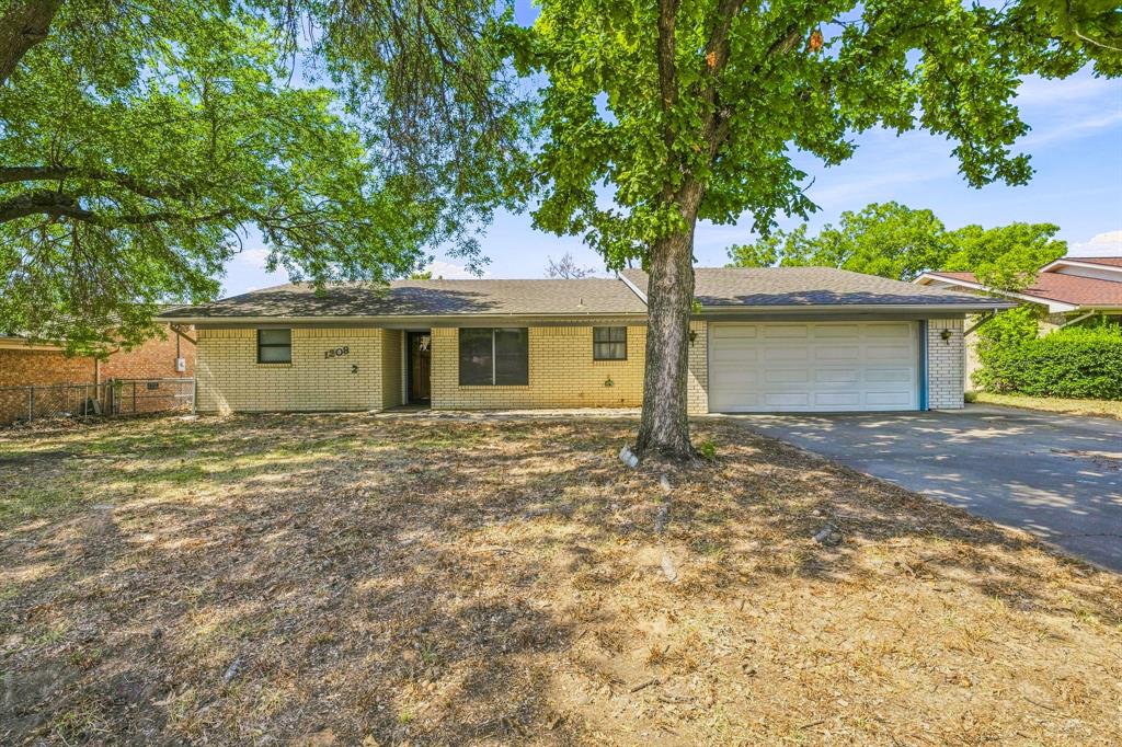 1208 N Dale Avenue Property Photo 1