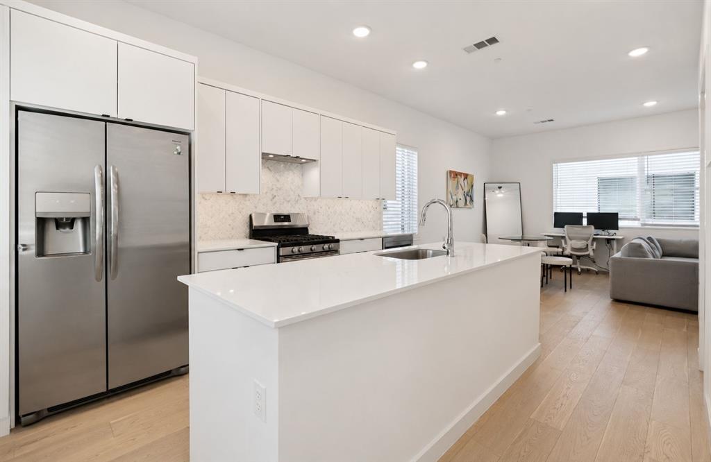 427 W 10th Street 201 Property Photo 10