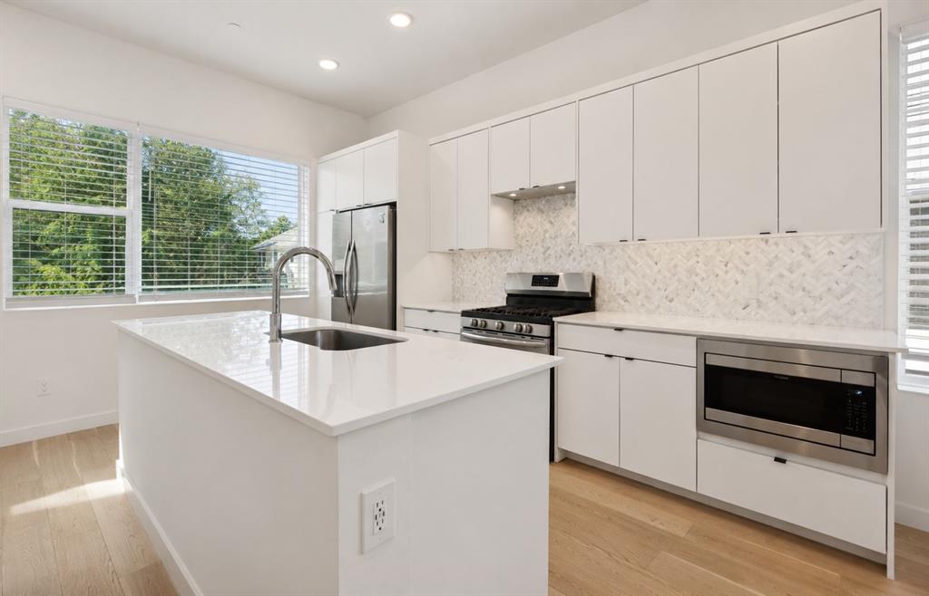 427 W 10th Street 201 Property Photo 11