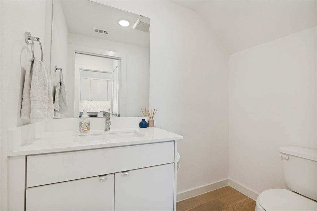 427 W 10th Street 201 Property Photo 13