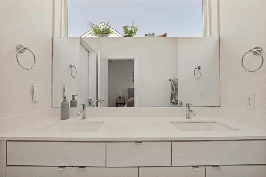 427 W 10th Street 201 Property Photo 17