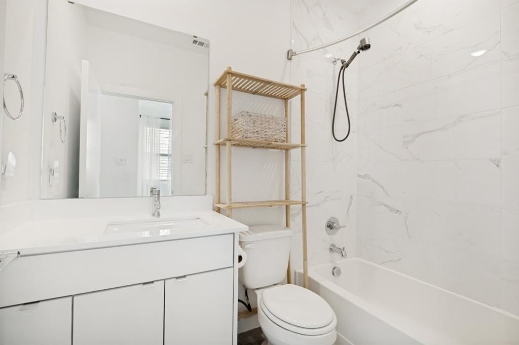 427 W 10th Street 201 Property Photo 21