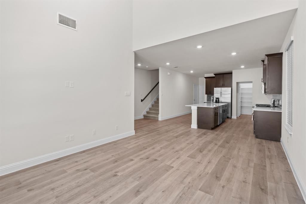 910 Milkweed Drive Property Photo 3