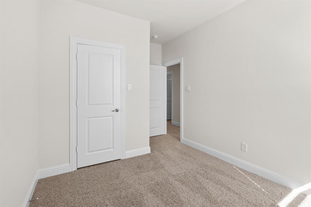 910 Milkweed Drive Property Photo 12